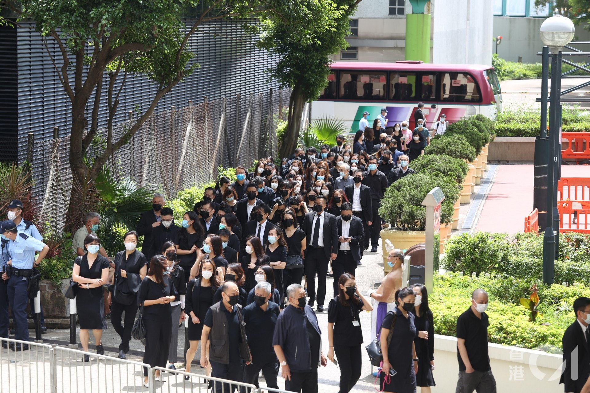 Lễ nhập quan của Vua sòng bài Macau: Hơn 300 ảnh gia tộc được trình chiếu, con trai thứ 2 xúc động cầm di ảnh của bố - 11 Lễ nhập quan của Vua sòng bài Macau: Hơn 300 ảnh gia tộc được trình chiếu, con trai thứ 2 xúc động cầm di ảnh của bố - 11