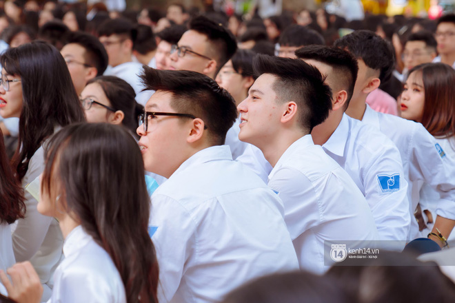 Nhan sắc hiện tại của hotboy cầm cờ nổi đình đám 3 năm về trước - 4 Nhan sắc hiện tại của hotboy cầm cờ nổi đình đám 3 năm về trước - 4