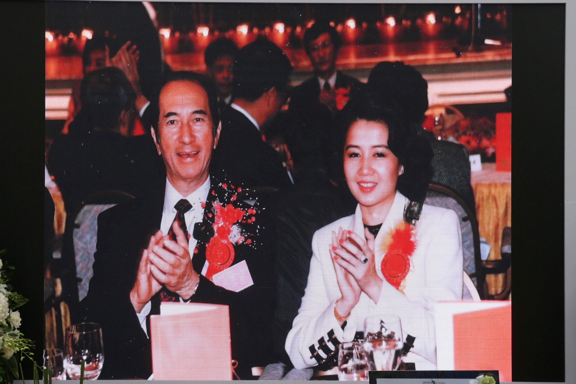 Lễ nhập quan của Vua sòng bài Macau: Hơn 300 ảnh gia tộc được trình chiếu, con trai thứ 2 xúc động cầm di ảnh của bố - 15 Lễ nhập quan của Vua sòng bài Macau: Hơn 300 ảnh gia tộc được trình chiếu, con trai thứ 2 xúc động cầm di ảnh của bố - 15
