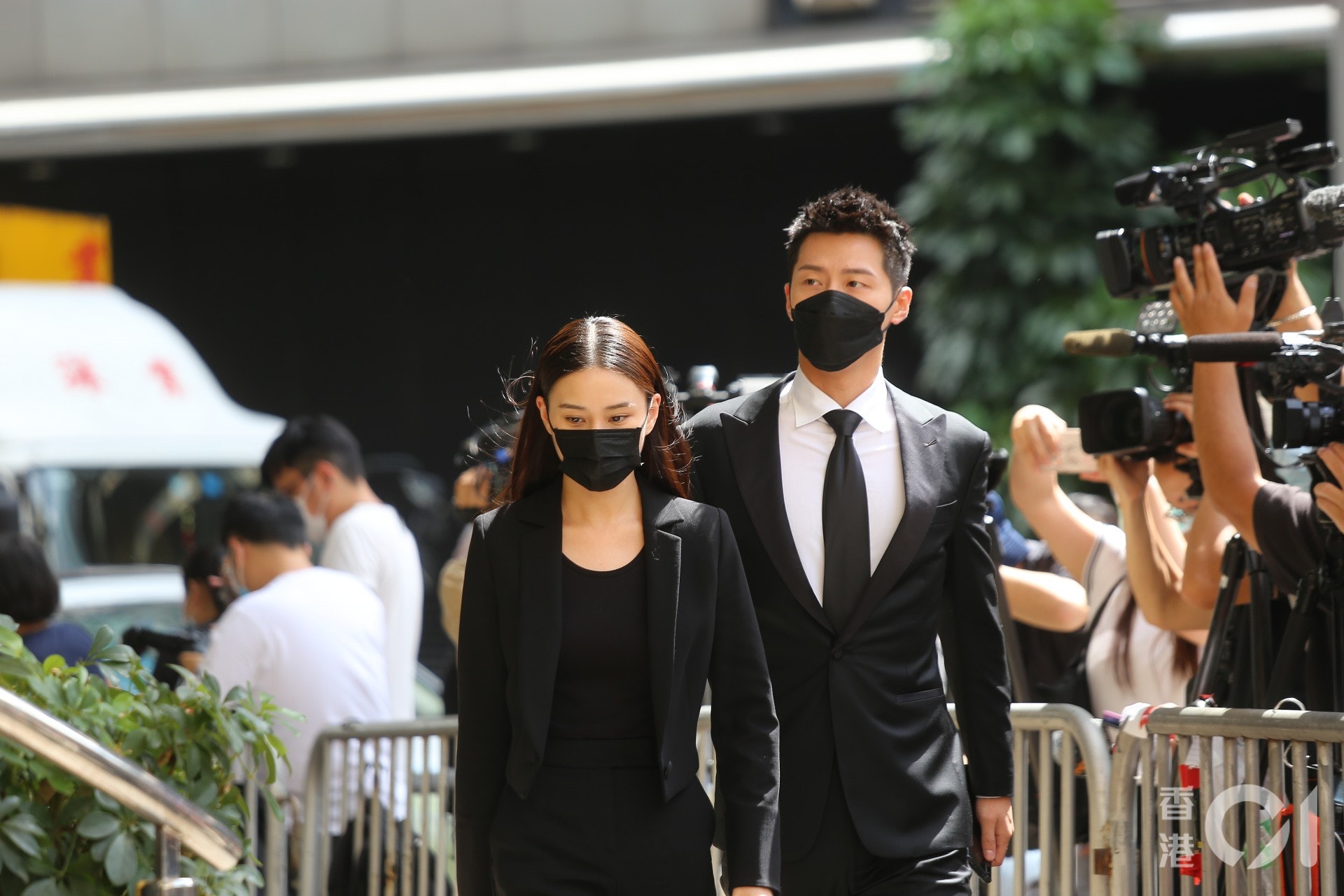 Lễ nhập quan của Vua sòng bài Macau: Hơn 300 ảnh gia tộc được trình chiếu, con trai thứ 2 xúc động cầm di ảnh của bố - 4 Lễ nhập quan của Vua sòng bài Macau: Hơn 300 ảnh gia tộc được trình chiếu, con trai thứ 2 xúc động cầm di ảnh của bố - 4