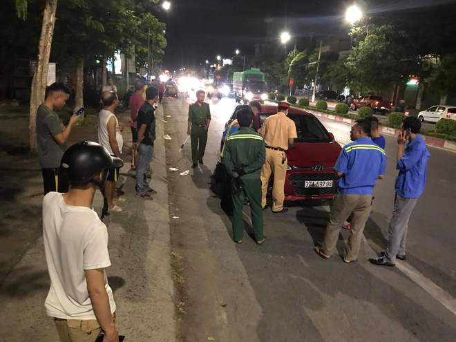 Xế hộp tông văng nữ công nhân dọn vệ sinh môi trường trên quốc lộ - 6 Xế hộp tông văng nữ công nhân dọn vệ sinh môi trường trên quốc lộ - 6