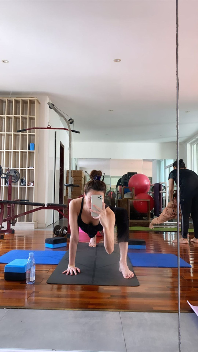 'Bà bầu' Hồ Ngọc Hà khoe tư thế xoạc chân thẳng tắp dù đang mang thai ở tháng thứ 5 - 1 'Bà bầu' Hồ Ngọc Hà khoe tư thế xoạc chân thẳng tắp dù đang mang thai ở tháng thứ 5 - 1