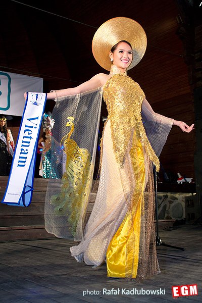 Hoa khôi Lại Hương Thảo: Từng bị chê tơi tả khi thi Miss World, trước lúc ly hôn có cuộc sống cực sang chảnh bên đại gia - 1 Hoa khôi Lại Hương Thảo: Từng bị chê tơi tả khi thi Miss World, trước lúc ly hôn có cuộc sống cực sang chảnh bên đại gia - 1