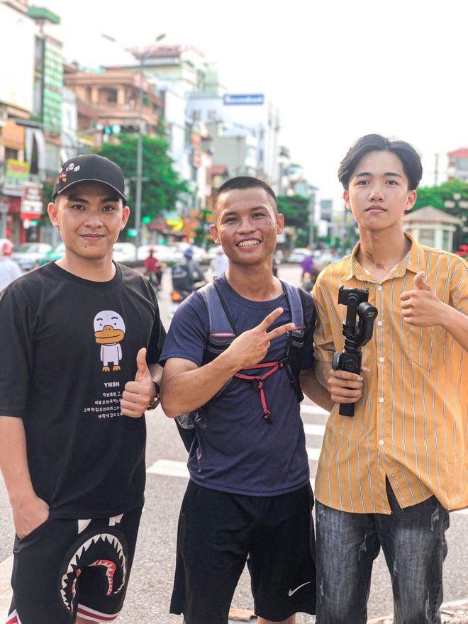 45 ngày đi bộ xuyên Việt với 0 đồng, chàng trai vừa xin ăn, làm thuê vừa quyên góp 127 triệu cho người nghèo - 3 45 ngày đi bộ xuyên Việt với 0 đồng, chàng trai vừa xin ăn, làm thuê vừa quyên góp 127 triệu cho người nghèo - 3