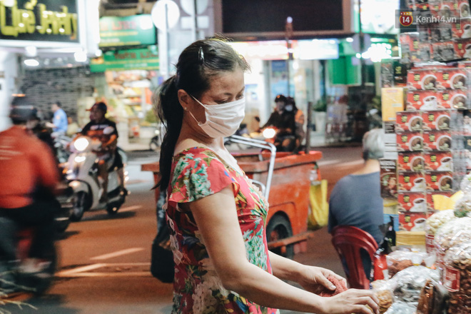 Có một chợ đêm Bến Thành buồn đến nao lòng: 'Khách Việt còn không có chứ nói chi khách nước ngoài' - 16 Có một chợ đêm Bến Thành buồn đến nao lòng: 'Khách Việt còn không có chứ nói chi khách nước ngoài' - 16