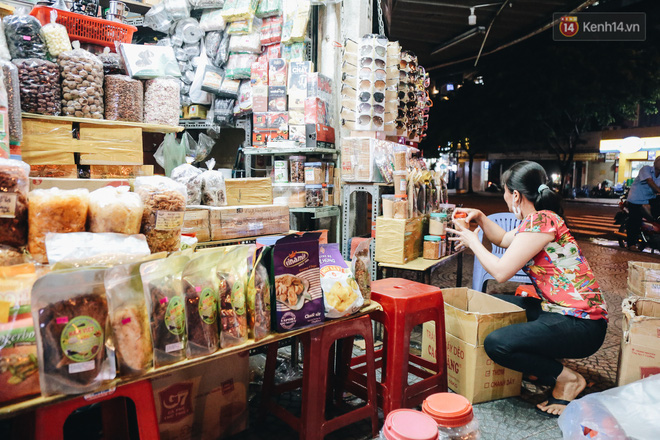 Có một chợ đêm Bến Thành buồn đến nao lòng: 'Khách Việt còn không có chứ nói chi khách nước ngoài' - 17 Có một chợ đêm Bến Thành buồn đến nao lòng: 'Khách Việt còn không có chứ nói chi khách nước ngoài' - 17