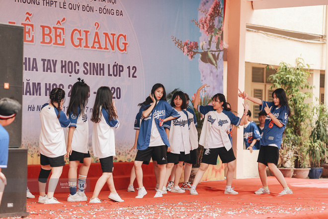 Xuất hiện ngôi trường đánh bại Phan Đình Phùng, Ams, Chu Văn An... vì dàn nữ sinh quá xuất sắc trong lễ bế giảng 2020 - 15 Xuất hiện ngôi trường đánh bại Phan Đình Phùng, Ams, Chu Văn An... vì dàn nữ sinh quá xuất sắc trong lễ bế giảng 2020 - 15