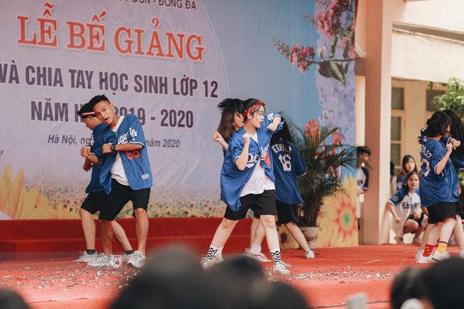 Xuất hiện ngôi trường đánh bại Phan Đình Phùng, Ams, Chu Văn An... vì dàn nữ sinh quá xuất sắc trong lễ bế giảng 2020 - 14 Xuất hiện ngôi trường đánh bại Phan Đình Phùng, Ams, Chu Văn An... vì dàn nữ sinh quá xuất sắc trong lễ bế giảng 2020 - 14