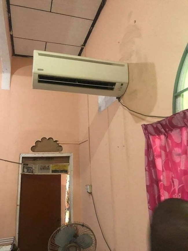 Lắp điều hòa kiểu trần đời có 1: Dàn lạnh chênh vênh trên tường chỉ trực rơi nhưng phản ứng của chủ nhà mới hài Lắp điều hòa kiểu trần đời có 1: Dàn lạnh chênh vênh trên tường chỉ trực rơi nhưng phản ứng của chủ nhà mới hài