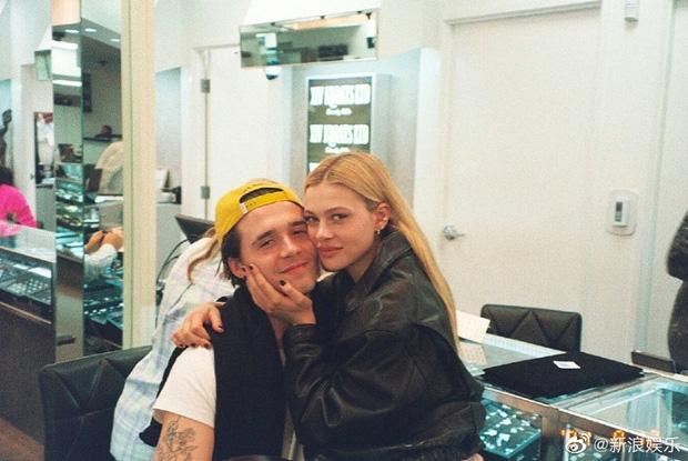 HOT: Brooklyn Beckham đã đính hôn với bạn gái thiên kim tiểu thư hơn 4 tuổi, vợ chồng Beckham nhiệt liệt chúc mừng HOT: Brooklyn Beckham đã đính hôn với bạn gái thiên kim tiểu thư hơn 4 tuổi, vợ chồng Beckham nhiệt liệt chúc mừng
