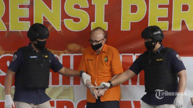 'Kẻ săn mồi' tình dục trẻ em gây rúng động Indonesia: Người đàn ông cao tuổi cưỡng hiếp 305 trẻ em chỉ bằng một chiêu thức đơn giản 'Kẻ săn mồi' tình dục trẻ em gây rúng động Indonesia: Người đàn ông cao tuổi cưỡng hiếp 305 trẻ em chỉ bằng một chiêu thức đơn giản