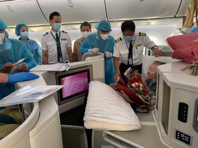 Hình ảnh phi công người Anh về đến sân bay quê hương, sau 115 ngày điều trị ở Việt Nam - 2 Hình ảnh phi công người Anh về đến sân bay quê hương, sau 115 ngày điều trị ở Việt Nam - 2