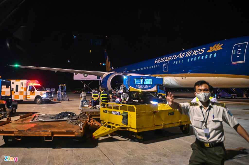 Cảnh di chuyển bệnh nhân 91 trên chuyến bay từ TP.HCM tới Hà Nội - 7 Cảnh di chuyển bệnh nhân 91 trên chuyến bay từ TP.HCM tới Hà Nội - 7