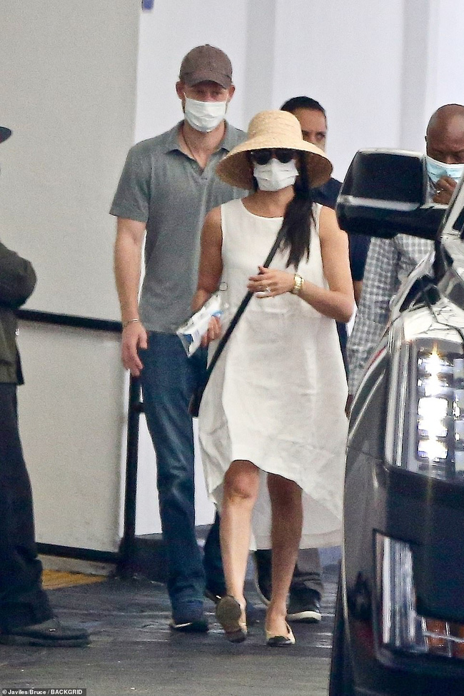 Vợ chồng Meghan Markle hiếm hoi lộ diện trên đường phố Mỹ - 3 Vợ chồng Meghan Markle hiếm hoi lộ diện trên đường phố Mỹ - 3