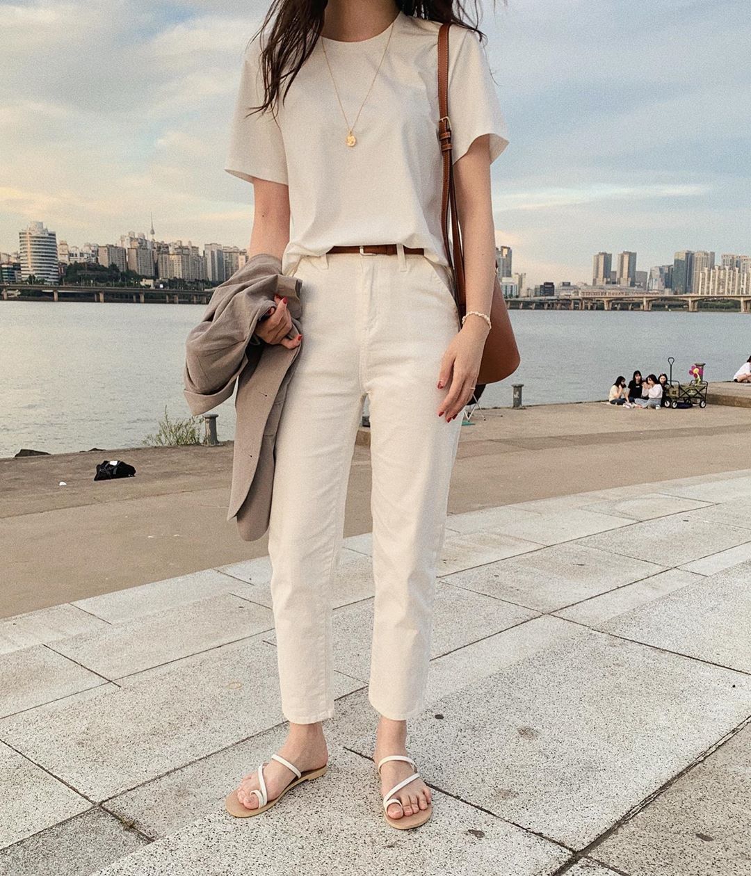 BTV thời trang gọi tên 4 items trông thì đơn giản, ai cũng mặc được nhưng lại có sức mạnh 'sang xịn hóa' style ghê gớm - 2 BTV thời trang gọi tên 4 items trông thì đơn giản, ai cũng mặc được nhưng lại có sức mạnh 'sang xịn hóa' style ghê gớm - 2