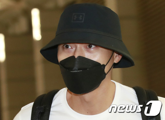 Hyun Bin bịt kín khi tới sân bay, nghiêng đầu cười trước ống kính máy ảnh - 2 Hyun Bin bịt kín khi tới sân bay, nghiêng đầu cười trước ống kính máy ảnh - 2
