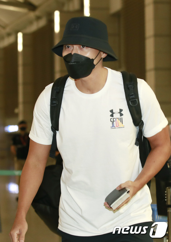 Hyun Bin bịt kín khi tới sân bay, nghiêng đầu cười trước ống kính máy ảnh Hyun Bin bịt kín khi tới sân bay, nghiêng đầu cười trước ống kính máy ảnh
