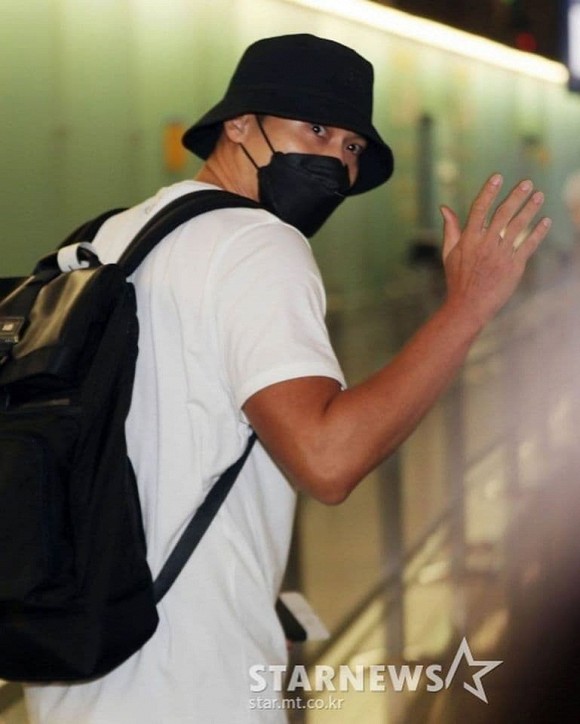 Hyun Bin bịt kín khi tới sân bay, nghiêng đầu cười trước ống kính máy ảnh - 1 Hyun Bin bịt kín khi tới sân bay, nghiêng đầu cười trước ống kính máy ảnh - 1