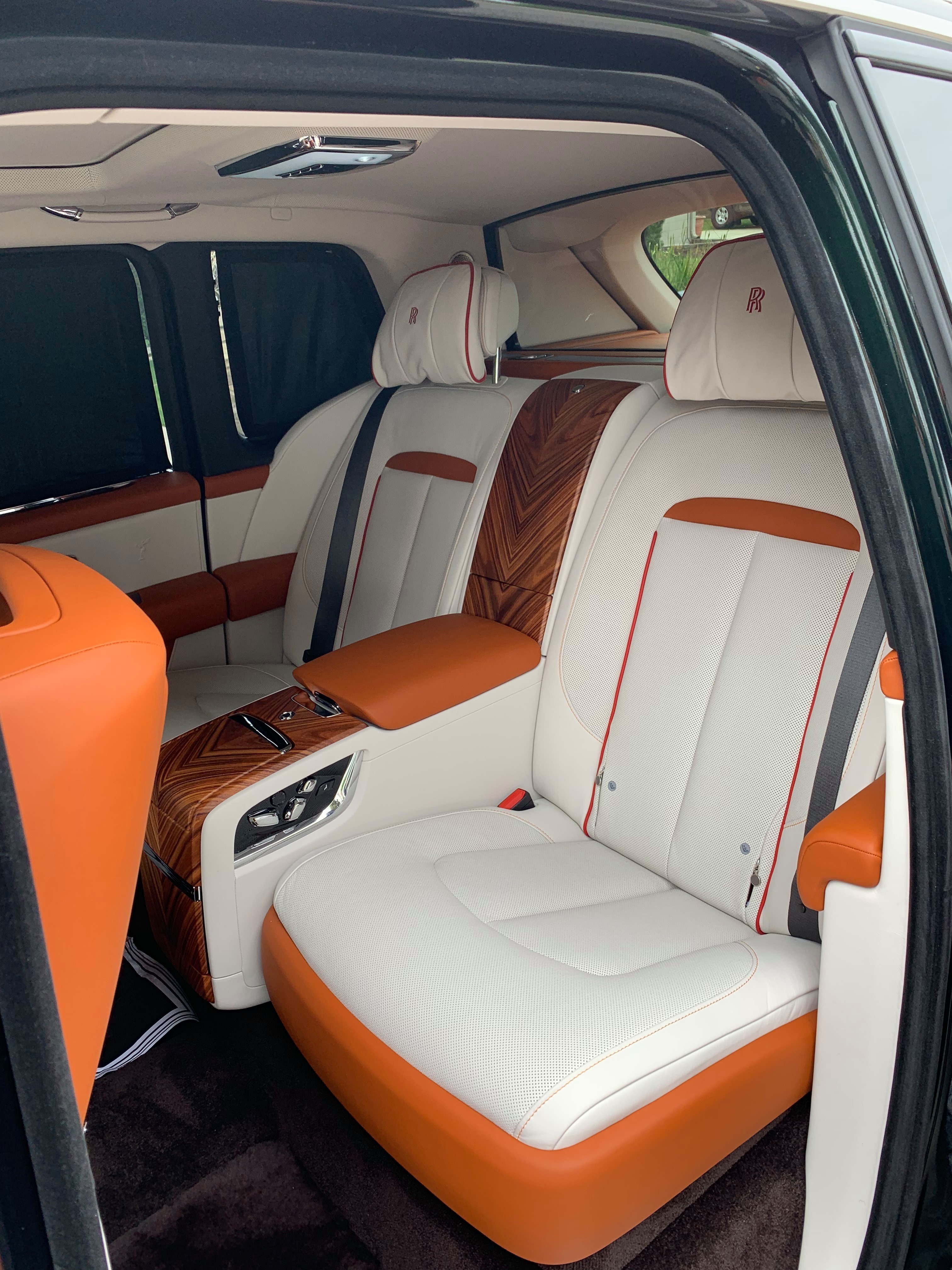 Giá 2 triệu đô, đại gia Việt đua nhau sắm Rolls-Royce Cullinan - 10 Giá 2 triệu đô, đại gia Việt đua nhau sắm Rolls-Royce Cullinan - 10