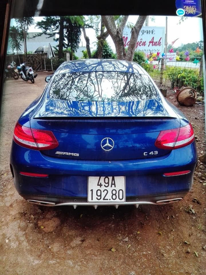 Hàng hiếm Mercedes-AMG C 43 bán lại giá hơn 2,7 tỷ đồng cho người mê tốc độ - 2 Hàng hiếm Mercedes-AMG C 43 bán lại giá hơn 2,7 tỷ đồng cho người mê tốc độ - 2