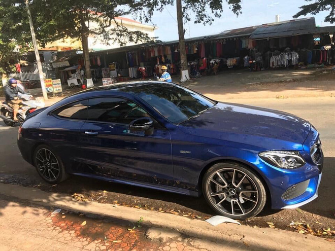 Hàng hiếm Mercedes-AMG C 43 bán lại giá hơn 2,7 tỷ đồng cho người mê tốc độ - 3 Hàng hiếm Mercedes-AMG C 43 bán lại giá hơn 2,7 tỷ đồng cho người mê tốc độ - 3