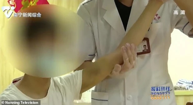 Cậu bé 15 tuổi bất ngờ ngất xỉu trong nhà, lúc này bố mẹ mới 'ngã ngửa' khi biết những gì con mình đã làm bên trong căn phòng đóng cửa sổ, khóa cửa ra vào Cậu bé 15 tuổi bất ngờ ngất xỉu trong nhà, lúc này bố mẹ mới 'ngã ngửa' khi biết những gì con mình đã làm bên trong căn phòng đóng cửa sổ, khóa cửa ra vào