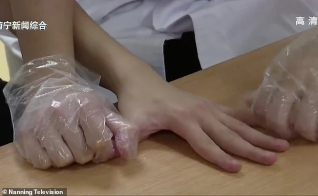Cậu bé 15 tuổi bất ngờ ngất xỉu trong nhà, lúc này bố mẹ mới 'ngã ngửa' khi biết những gì con mình đã làm bên trong căn phòng đóng cửa sổ, khóa cửa ra vào - 2 Cậu bé 15 tuổi bất ngờ ngất xỉu trong nhà, lúc này bố mẹ mới 'ngã ngửa' khi biết những gì con mình đã làm bên trong căn phòng đóng cửa sổ, khóa cửa ra vào - 2