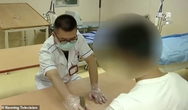 Cậu bé 15 tuổi bất ngờ ngất xỉu trong nhà, lúc này bố mẹ mới 'ngã ngửa' khi biết những gì con mình đã làm bên trong căn phòng đóng cửa sổ, khóa cửa ra vào - 1 Cậu bé 15 tuổi bất ngờ ngất xỉu trong nhà, lúc này bố mẹ mới 'ngã ngửa' khi biết những gì con mình đã làm bên trong căn phòng đóng cửa sổ, khóa cửa ra vào - 1