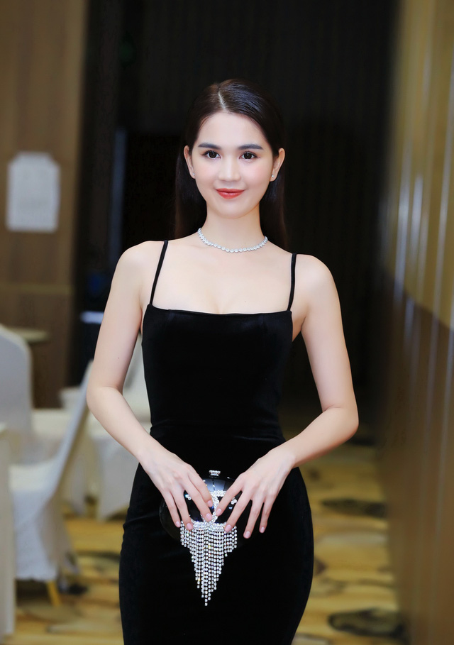 Ngọc Trinh: 'Hạnh phúc không liên quan lắm đến tiền tài hay sự nổi tiếng, chỉ là có được thì cuộc sống dễ dàng hơn' - 2 Ngọc Trinh: 'Hạnh phúc không liên quan lắm đến tiền tài hay sự nổi tiếng, chỉ là có được thì cuộc sống dễ dàng hơn' - 2