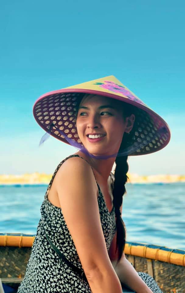 Vừa lên sóng, nữ MC mới của 'Chuyển động 24h' đã gây sốt vì thần sắc hơn người lại còn quá duyên dáng - 8 Vừa lên sóng, nữ MC mới của 'Chuyển động 24h' đã gây sốt vì thần sắc hơn người lại còn quá duyên dáng - 8