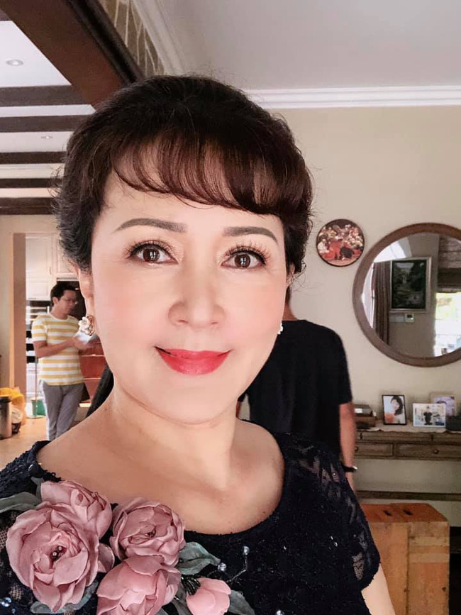 Tình yêu và tham vọng: 'Bà Khuê' hé lộ cảnh quay khó nhất, phải quỳ gối đến mức rách váy nhưng vẫn bị Phong bóp cổ đến mất giọng - 3 Tình yêu và tham vọng: 'Bà Khuê' hé lộ cảnh quay khó nhất, phải quỳ gối đến mức rách váy nhưng vẫn bị Phong bóp cổ đến mất giọng - 3