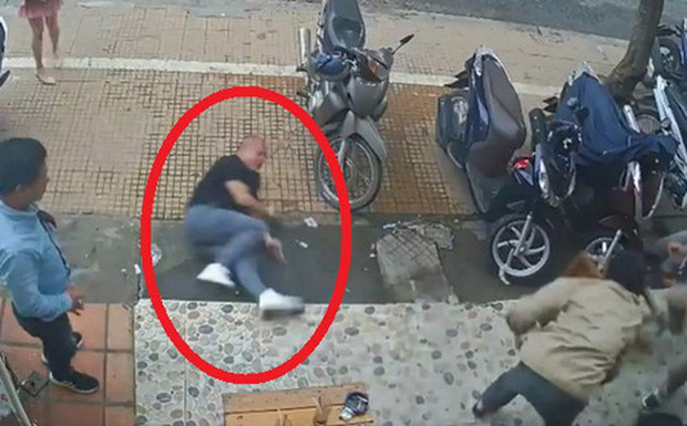 Võ sư đánh người chê Khu du lịch Quỷ Núi: Vì muốn 'lấy lòng' Chủ tịch Tập đoàn Liên Minh Group Võ sư đánh người chê Khu du lịch Quỷ Núi: Vì muốn 'lấy lòng' Chủ tịch Tập đoàn Liên Minh Group