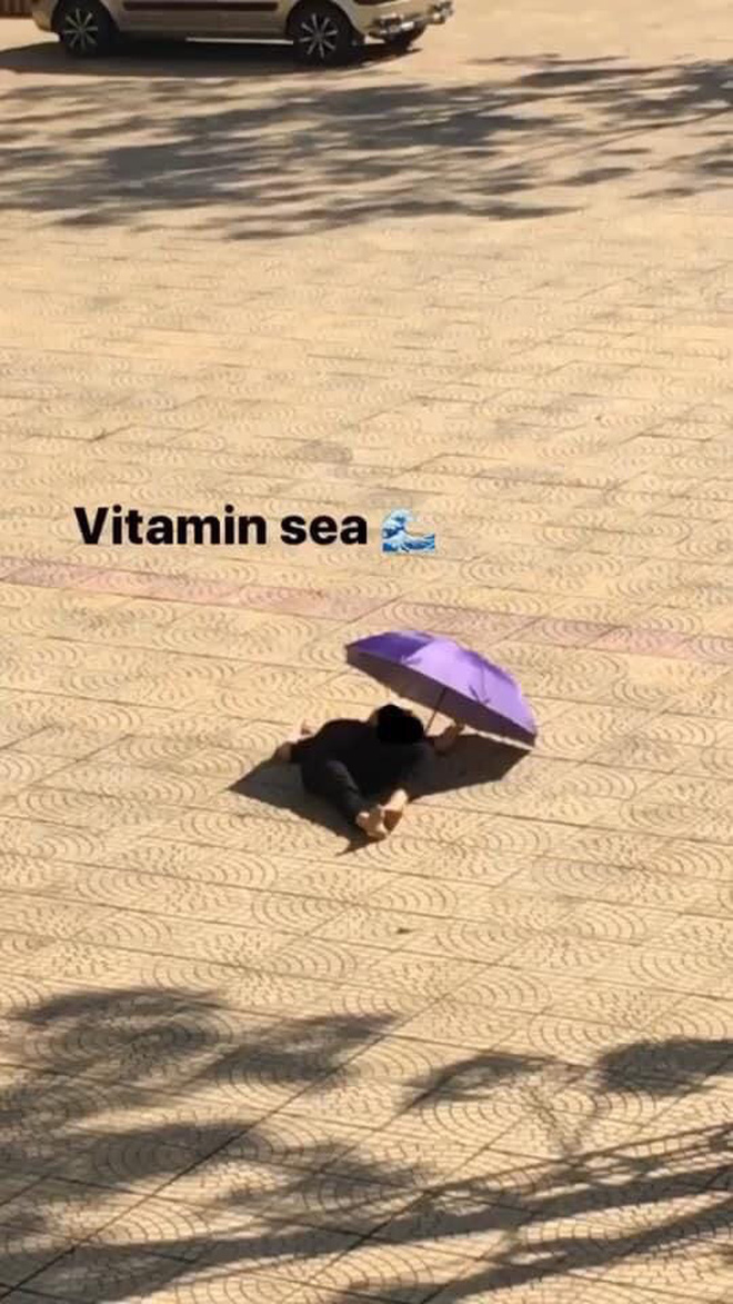 Chỉ vì 'lỡ mồm' thề thốt với đám bạn, nữ sinh 'số nhọ' được giấy khen học sinh giỏi nhưng vẫn phải nằm vật vã giữa sân trường - 1 Chỉ vì 'lỡ mồm' thề thốt với đám bạn, nữ sinh 'số nhọ' được giấy khen học sinh giỏi nhưng vẫn phải nằm vật vã giữa sân trường - 1