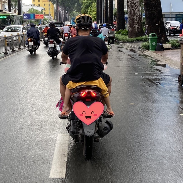 Khoảnh khắc con gái bé nhỏ chui vào áo bố để tránh mưa khiến nhiều người ấm lòng - 1 Khoảnh khắc con gái bé nhỏ chui vào áo bố để tránh mưa khiến nhiều người ấm lòng - 1