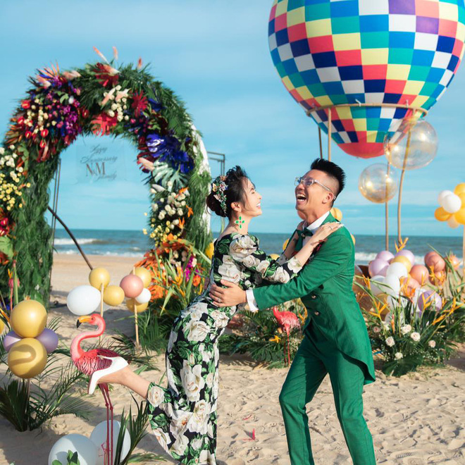 Vợ chồng Minh Nhựa kỉ niệm 8 năm ngày cầu hôn, tổng giá trị quà tặng cho nhau vui lên đến... 12 tỷ Vợ chồng Minh Nhựa kỉ niệm 8 năm ngày cầu hôn, tổng giá trị quà tặng cho nhau vui lên đến... 12 tỷ
