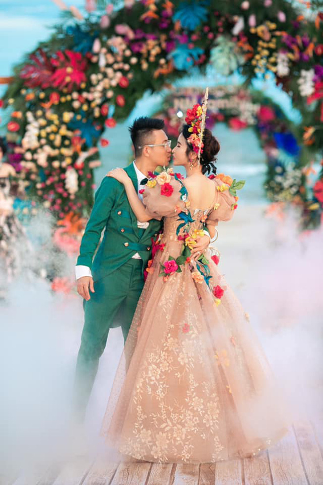 Vợ chồng Minh Nhựa kỉ niệm 8 năm ngày cầu hôn, tổng giá trị quà tặng cho nhau vui lên đến... 12 tỷ - 9 Vợ chồng Minh Nhựa kỉ niệm 8 năm ngày cầu hôn, tổng giá trị quà tặng cho nhau vui lên đến... 12 tỷ - 9