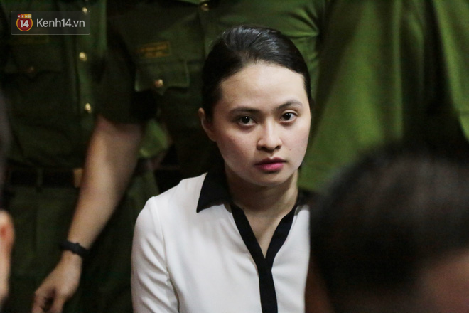 ẢNH: Ông trùm ma túy Văn Kính Dương tươi cười hầu tòa, liên tục quay lại phía sau để nhìn người tình Ngọc Miu - 11 ẢNH: Ông trùm ma túy Văn Kính Dương tươi cười hầu tòa, liên tục quay lại phía sau để nhìn người tình Ngọc Miu - 11