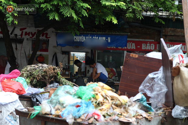 Ảnh: Rác chất thành đống, tràn ra khắp đường phố, nhiều người dân Thủ đô phải di tản vì phát ốm với mùi hôi thối - 17 Ảnh: Rác chất thành đống, tràn ra khắp đường phố, nhiều người dân Thủ đô phải di tản vì phát ốm với mùi hôi thối - 17
