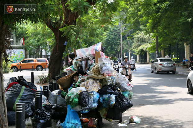 Ảnh: Rác chất thành đống, tràn ra khắp đường phố, nhiều người dân Thủ đô phải di tản vì phát ốm với mùi hôi thối - 2 Ảnh: Rác chất thành đống, tràn ra khắp đường phố, nhiều người dân Thủ đô phải di tản vì phát ốm với mùi hôi thối - 2