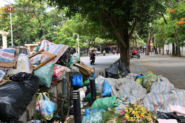 Ảnh: Rác chất thành đống, tràn ra khắp đường phố, nhiều người dân Thủ đô phải di tản vì phát ốm với mùi hôi thối - 4 Ảnh: Rác chất thành đống, tràn ra khắp đường phố, nhiều người dân Thủ đô phải di tản vì phát ốm với mùi hôi thối - 4
