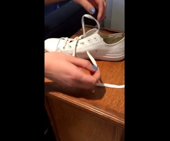 2 lỗ nhỏ bí ẩn trên giày Converse dùng để làm gì? - 1 2 lỗ nhỏ bí ẩn trên giày Converse dùng để làm gì? - 1