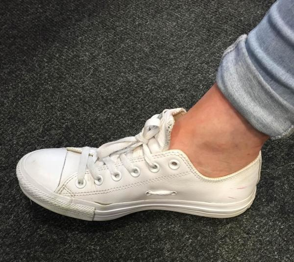2 lỗ nhỏ bí ẩn trên giày Converse dùng để làm gì? - 2 2 lỗ nhỏ bí ẩn trên giày Converse dùng để làm gì? - 2