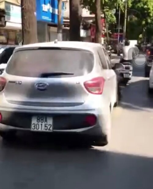 Tài xế hất văng công an lên nắp capô, bỏ chạy hơn 1km Tài xế hất văng công an lên nắp capô, bỏ chạy hơn 1km
