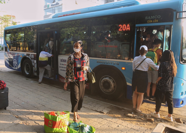 Ảnh: Người dân Hà Nội khổ sở chen chúc nhau lên xe buýt đi học, đi làm do số chuyến bị cắt giảm vì Covid-19 - 5 Ảnh: Người dân Hà Nội khổ sở chen chúc nhau lên xe buýt đi học, đi làm do số chuyến bị cắt giảm vì Covid-19 - 5