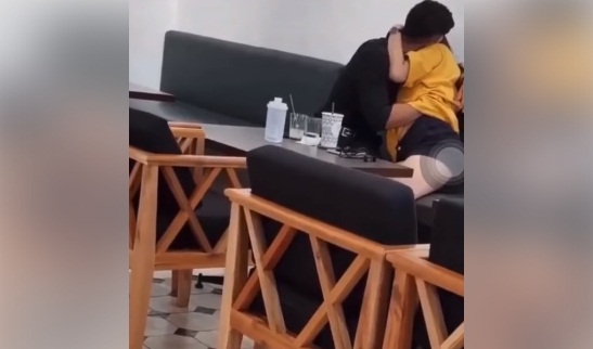 Cặp đôi thản nhiên diễn cảnh 'mây mưa' với nhiều hành động nhạy cảm ngay giữa quán cà phê khiến dân tình 'nóng mắt' - 2 Cặp đôi thản nhiên diễn cảnh 'mây mưa' với nhiều hành động nhạy cảm ngay giữa quán cà phê khiến dân tình 'nóng mắt' - 2
