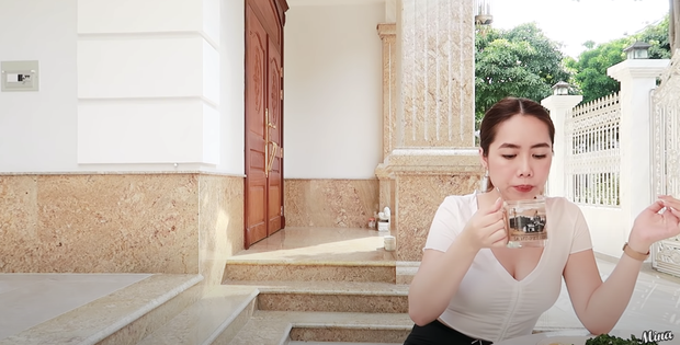 Nữ chính 'Người ấy là ai' Mina Nguyễn giàu 'nứt vách': Đi xe xịn, ở lâu đài, đồ hiệu đầy tủ - 15 Nữ chính 'Người ấy là ai' Mina Nguyễn giàu 'nứt vách': Đi xe xịn, ở lâu đài, đồ hiệu đầy tủ - 15
