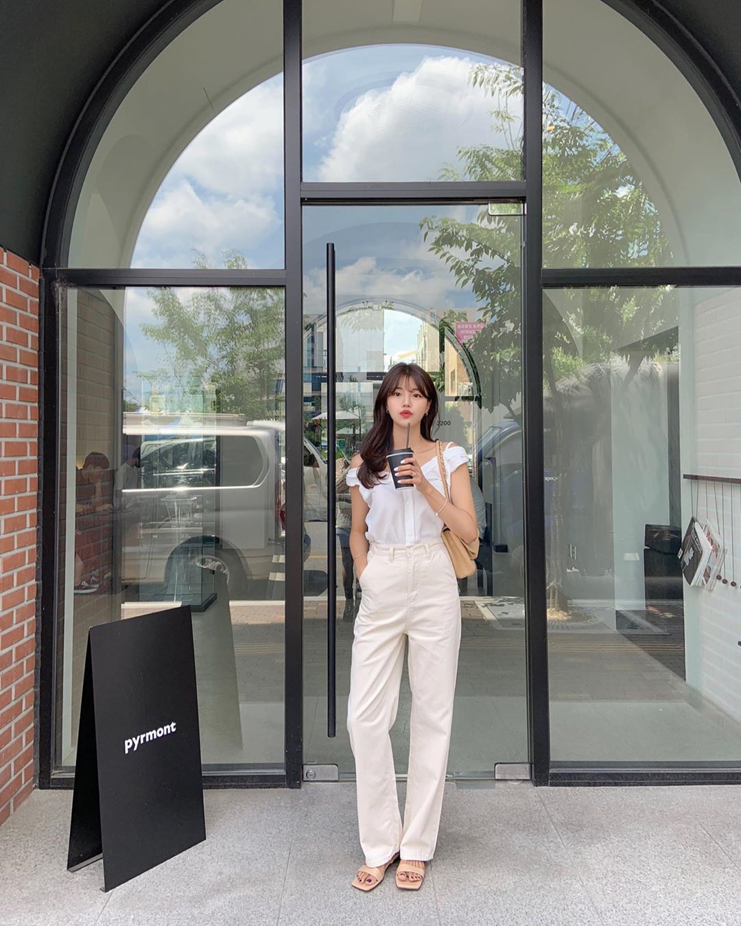 4 kiểu quần dài giúp nâng cấp vẻ xịn mịn cho set đồ, chị em diện toàn items rẻ tiền mà trông vẫn sang - 8 4 kiểu quần dài giúp nâng cấp vẻ xịn mịn cho set đồ, chị em diện toàn items rẻ tiền mà trông vẫn sang - 8