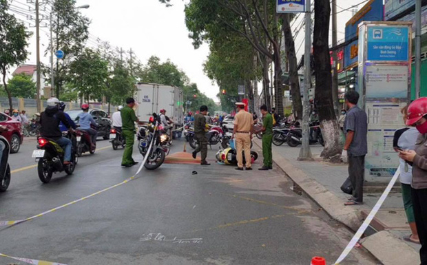 Đón con đi học về, người mẹ đang nghỉ thai sản bị xe chở chất thải cán tử vong, bé trai nguy kịch Đón con đi học về, người mẹ đang nghỉ thai sản bị xe chở chất thải cán tử vong, bé trai nguy kịch