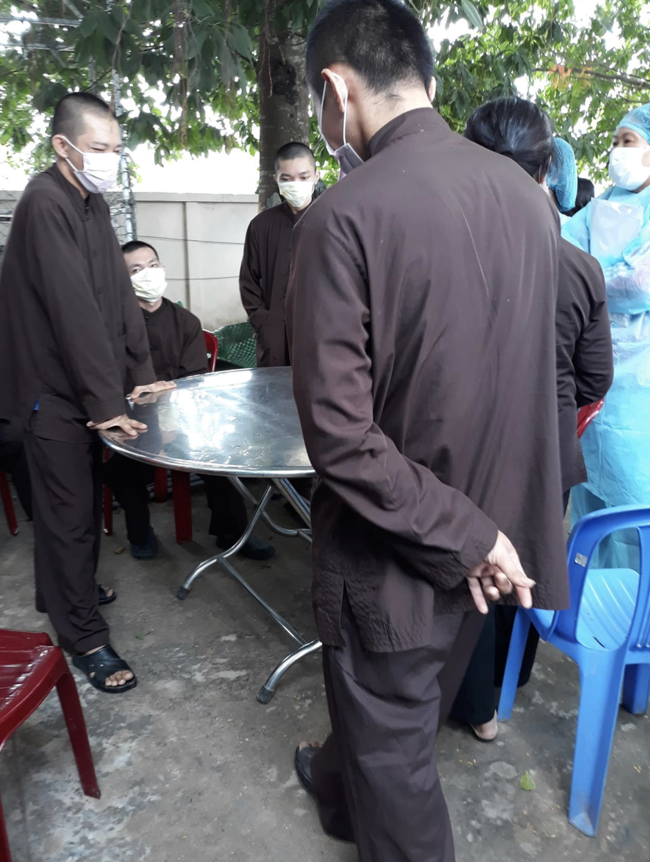 'Tịnh thất Bồng Lai' không hợp tác khi được vận động cách ly vì tiếp xúc với người nhập cảnh trái phép, còn dùng điện thoại livestream lên MXH - 1 'Tịnh thất Bồng Lai' không hợp tác khi được vận động cách ly vì tiếp xúc với người nhập cảnh trái phép, còn dùng điện thoại livestream lên MXH - 1
