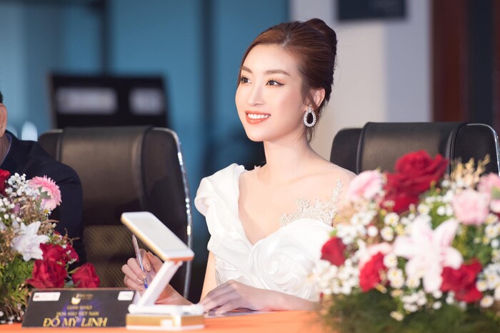 Đỗ Mỹ Linh xinh đẹp rực rỡ ngồi ghế giám khảo chấm thi Hoa khôi - 4 Đỗ Mỹ Linh xinh đẹp rực rỡ ngồi ghế giám khảo chấm thi Hoa khôi - 4